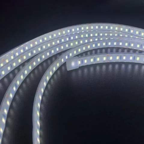 Кои се карактеристиките на изворот на светлина на вообичаени LED ленти со низок напон светло?